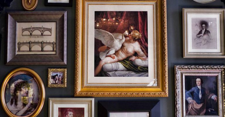 VR Displays - Framed Photo Lot