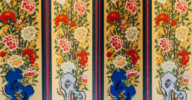 Foldable Screen - Foldable Wooden Screen with a Floral Pattern