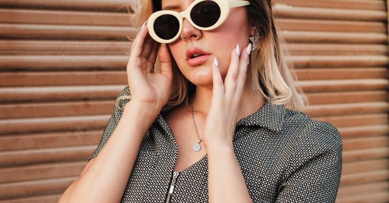 IPS And TN Panels - A woman in sunglasses and a grey dress