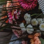 E-Paper - A bouquet of flowers on a wooden bench