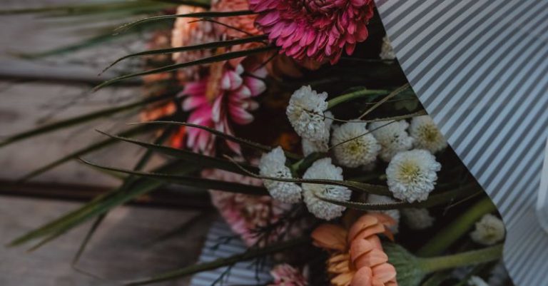 E-Paper - A bouquet of flowers on a wooden bench