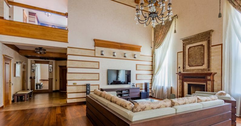 8K TV - A large living room with wooden floors and a chandelier